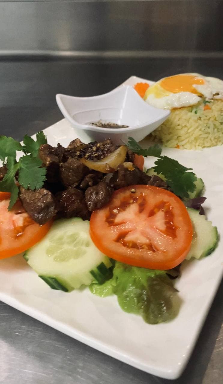 Bœuf au poivre vert et riz sauté chez Ô Naga