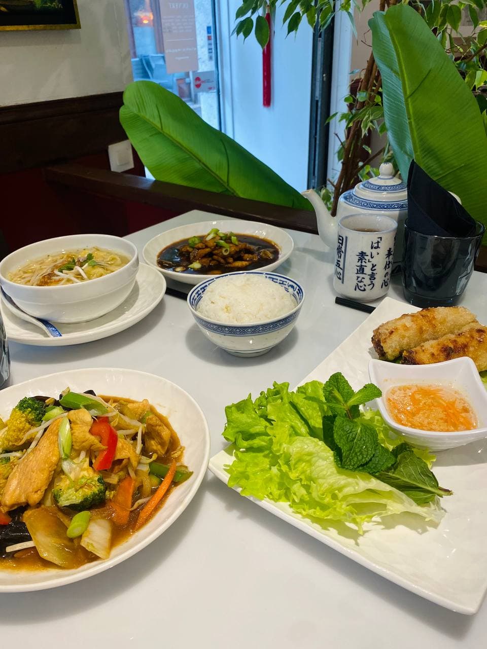 Table de plats khmers et asiatiques chez Ô Naga