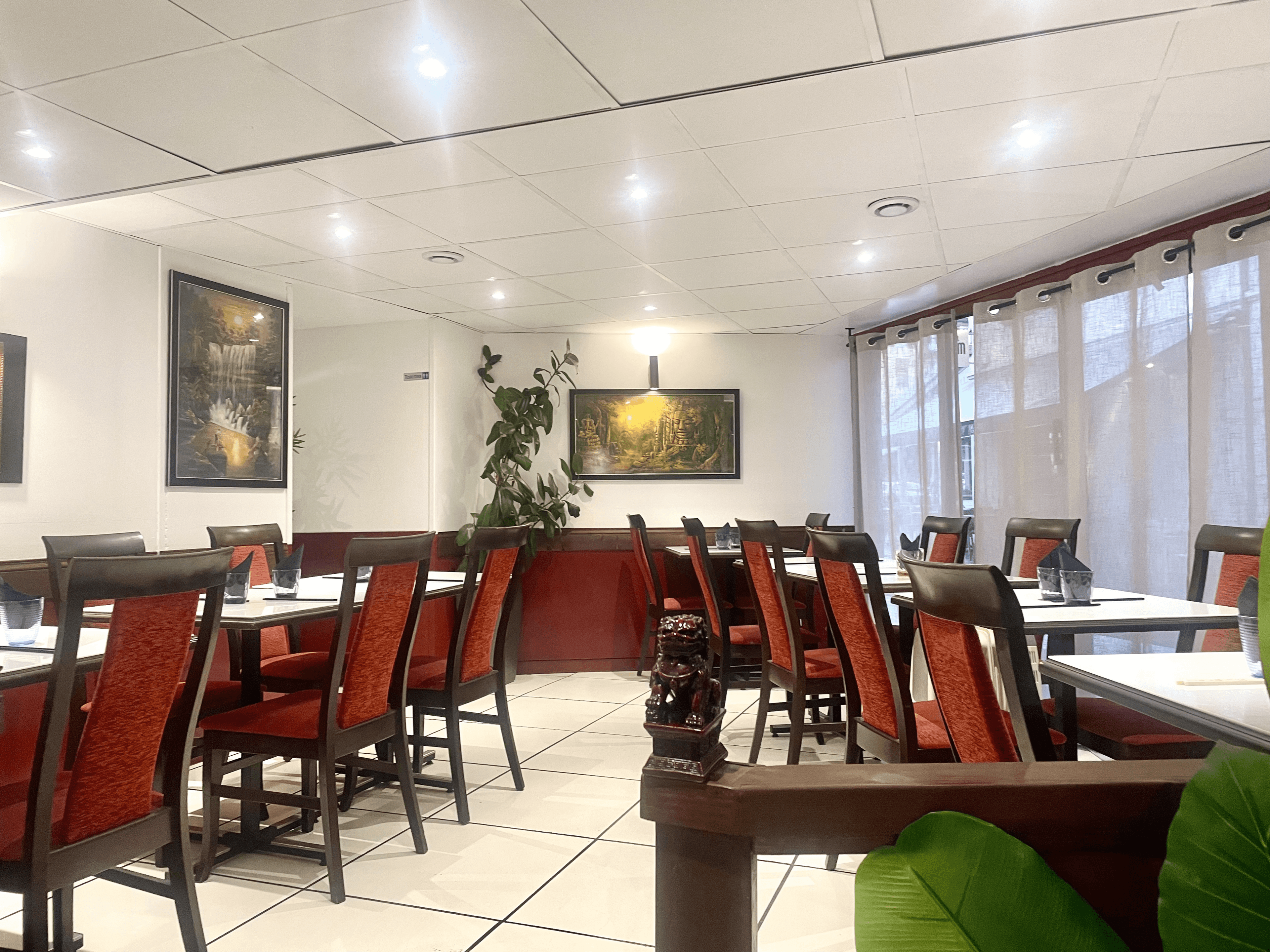Restaurant Ô Naga — salle et cuisine
